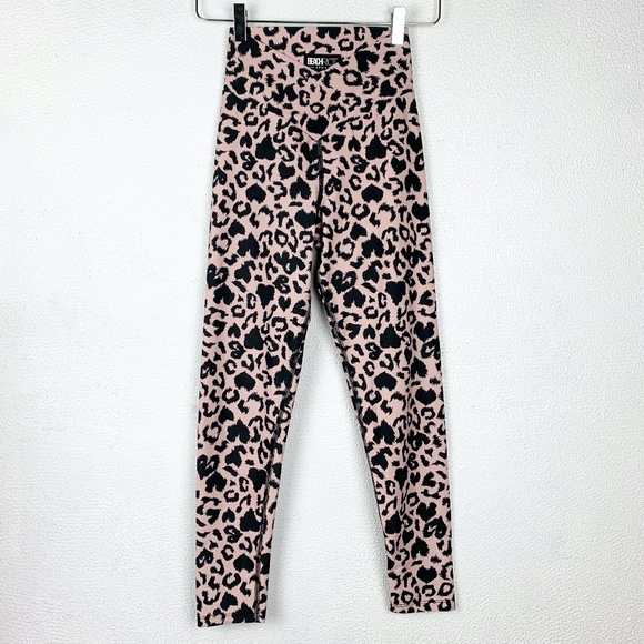 Beach Riot Sport | Cara Leggings Baby Pink Leopard Heart Pattern - Picture 2 of 7